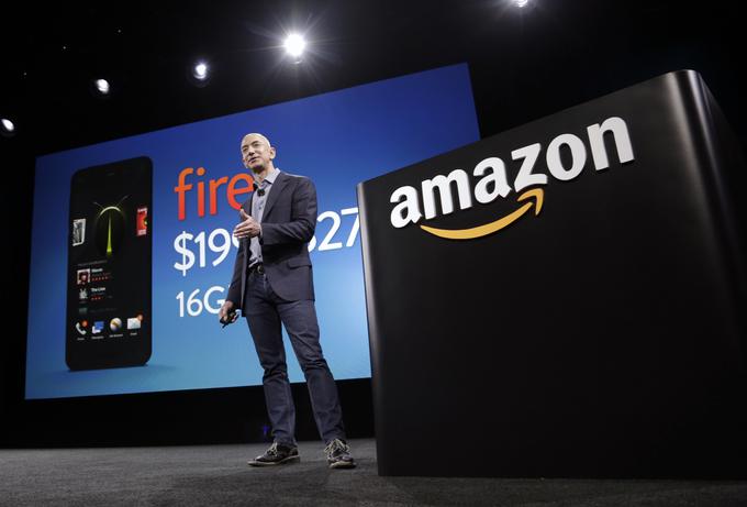 Leta 2014 je Amazon izdal svoj prvi pametni telefon, Amazon Fire Phone. Gre za eno redkih napačnih poslovnih odločitev Jeffa Bezosa - Fire Phone je bil zaradi visoke cene, povprečne zmogljivosti in majhnega nabora aplikacij prodajna polomija. | Foto: Reuters