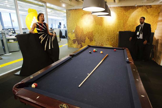 … nadstropje nižje pa prostor za igranje biljarda. | Foto: Reuters