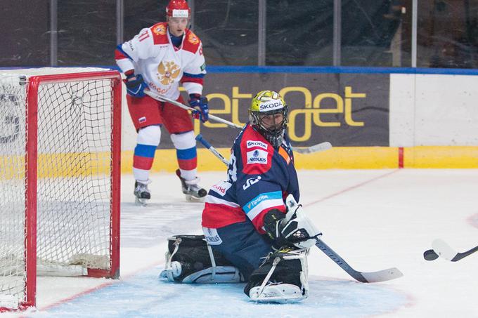 Július Hudáček, ki brani v ligi KHL, je decembra sodeloval na reprezentančnem turnirju, zdaj ni bil izbran med trojico čuvajev mreže. Pravi, da bi sprejel tudi vlogo tretjega vratarja. | Foto: Reuters