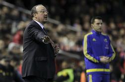 Rafael Benitez trepeta za svojo usodo, igralci ga branijo