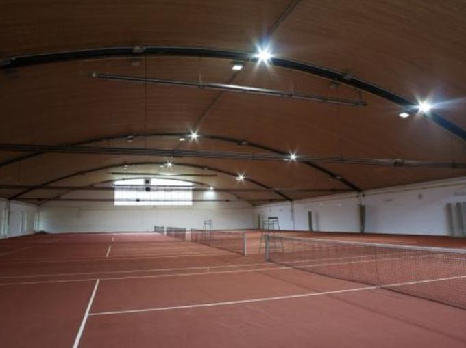 Del hotela je pokrita športna dvorana, v kateri so štiri teniška igrišča. Še šest jih je zunaj. | Foto: Heta