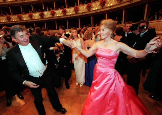Leta 1999 se je po parketu dunajske opere gradbeni mogotec vrtel s še eno hollywoodsko legendo Faye Dunaway. | Foto: Reuters