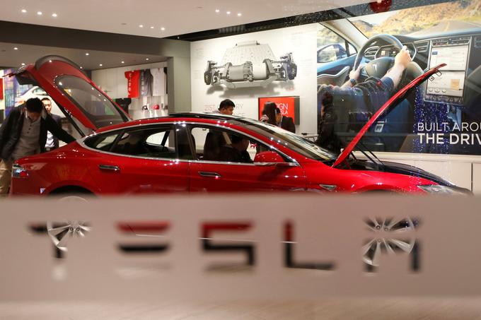 Baterijam za zabavno elektroniko se bodo kmalu pridružili tudi bolj zmogljivi akumulatorji za električna vozila (na fotografiji: Tesla), obljubljajo v podjetju SolidEnergy Systems..  | Foto: 