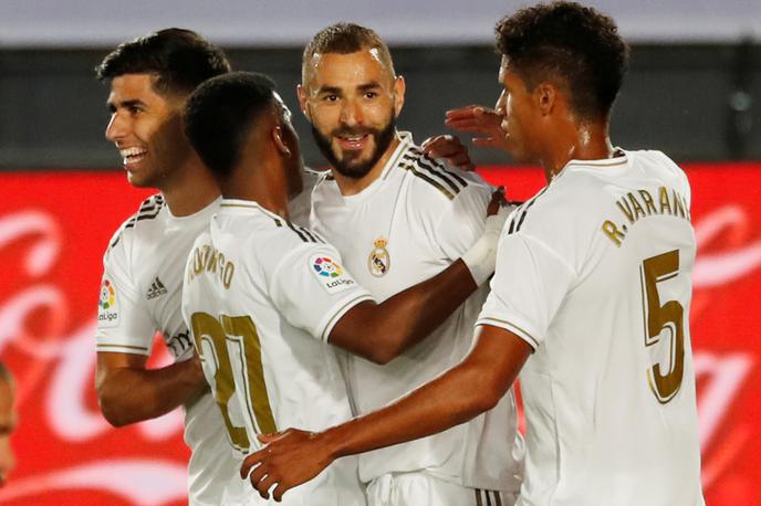 Real Madrid | Karim Benzema je z bele točke popeljal Real v vodstvo proti Alavesu in dosegel že 18. zadetek v tej sezoni. | Foto Reuters