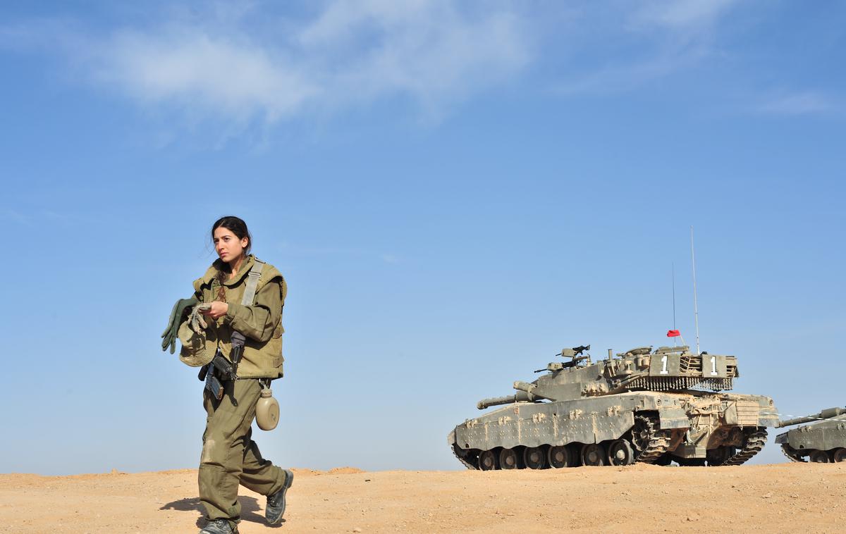 Izraelska vojakinja | Izrael je država, ki ji že od njenega nastanka leta 1948 obstoj med arabskimi sosedi zagotavlja močna vojska.  | Foto Guliverimage