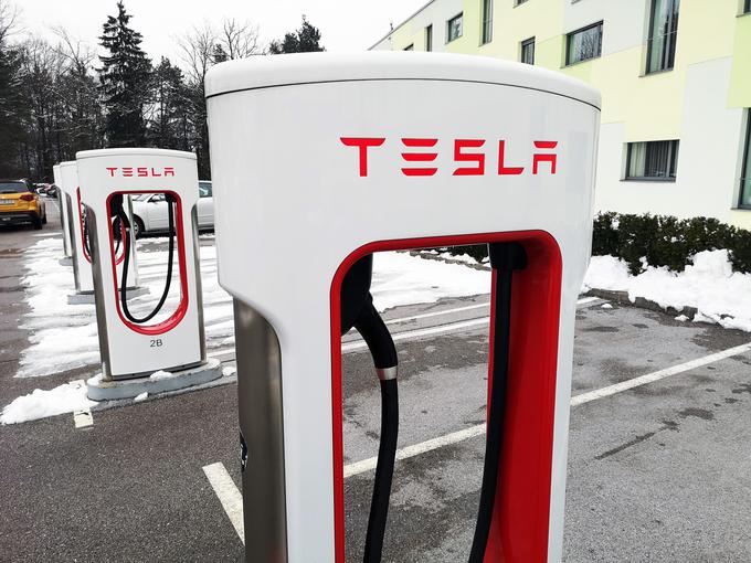 Tesla je povsem električni proizvajalec avtomobilov, zato njihovi modeli težav z izpusti emisij nimajo. Posledično lahko ekološke bonuse prodajajo drugim proizvajalcem in jim s tem pomagajo znižati izpuste CO2. | Foto: Gregor Pavšič