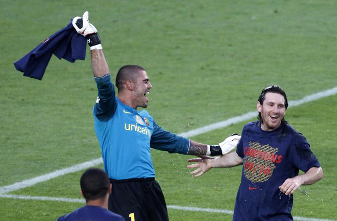 Tako se je Valdes v družbi Lionela Messija leta 2010 veselil naslova španskega prvaka. | Foto: Reuters