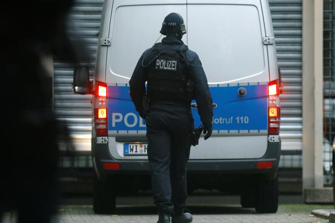 Nemška policija | Preiskavo so začeli, potem ko je zakonski par, ki živi v sosednji občini Lennestadt, obvestil policijo o govoricah, da je bila zdaj osemletna deklica več let zaprta v hiši pri starih starših. Enajst dni kasneje so policisti in skrbniki za mladino po odredbi sodišča deklico našli na domu njenih starih staršev. | Foto Reuters