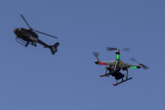 Policija bi z uporabo dronov lahko opravljala naloge, ki jih sicer opravljajo z veliko dražjim helikopterjem. | Foto: Reuters