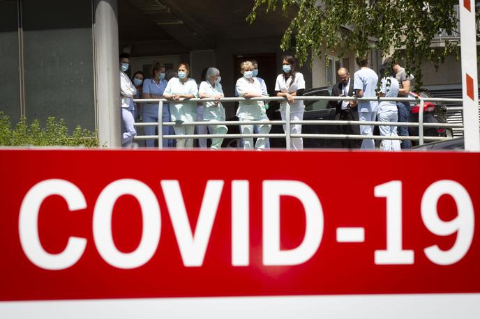 koronavirus, koronavirus splošno | Skupaj so okužbo z novim koronavirusom včeraj potrdili pri 1.290 ljudeh. | Foto Bojan Puhek