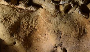 V francoski jami odkrili verjetno najstarejšo poslikavo v Evropi