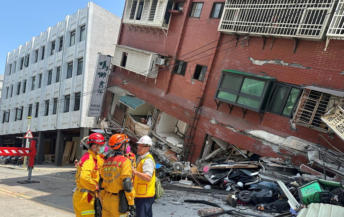 potres na Tajvanu | Po navedbah oblasti se pri iskanju ujetih in pogrešanih ljudi osredotočajo na območje okoli mesta Hualien, ki je bilo v potresu z magnitudo 7,4 najhuje prizadeto. V Tajvanu so do davi zabeležili še več kot 310 popotresnih sunkov. | Foto Reuters