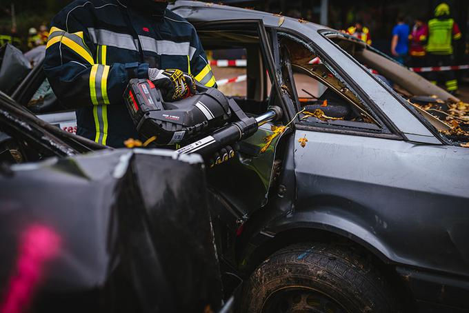 Tokrat je šlo za vajo, toda tehnično znanje pri reševanju je potrebno pri od 40 do 50 odstotkih prometnih nesreč pri nas. | Foto: Blanka Kroflič