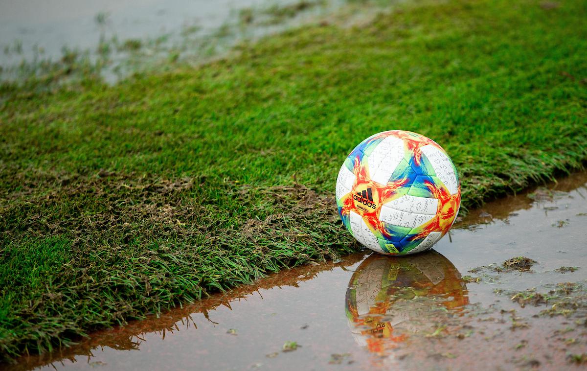 Nogometna žoga dež | Foto Vid Ponikvar