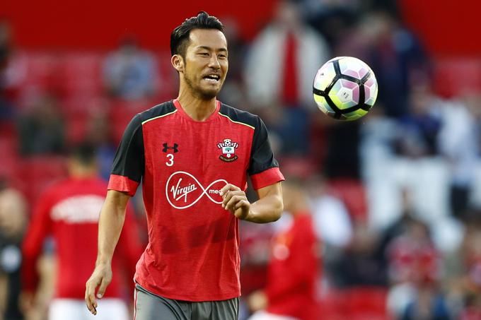 Hudomušni Japonec Maya Yoshida je prepričan, da je bil najboljši mož na hokejskem treningu nogometašev Southamptona. Trener Evrope bi ga vzel v svojo ekipo, a mu to prepovedujejo pravila. | Foto: Reuters