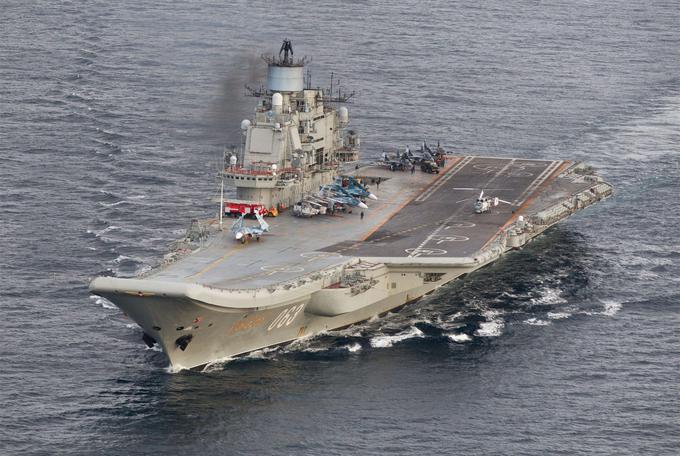 Ruska letalonosilka Admiral Kuznjecov je del ruskih napadov na cilje v Siriji, ki jih napadajo že 15 mesecev. | Foto: Reuters