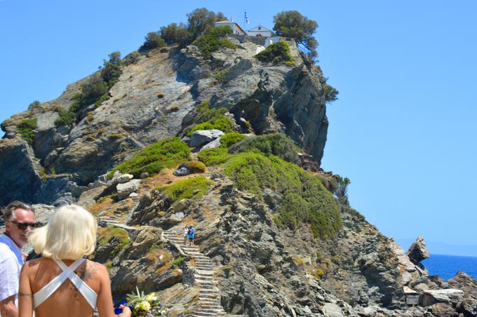 "V posebnem spominu mi je ostala ena čisto drugačna, unikatna poroka za slovenski par. Poročila sta se namreč na plaži na otoku Skopelos, na katerem so snemali film Mamma Mia! " | Foto: Osebni arhiv