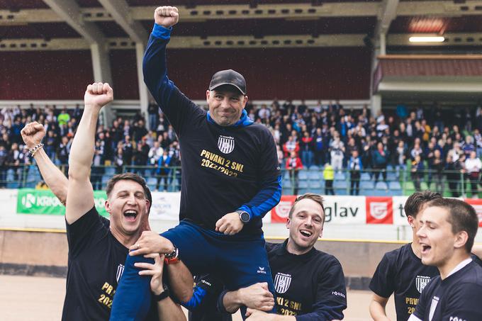 Oskar Drobne na ramenih nogometašev po drugoligaškem naslovu. | Foto: Grega Valančič/Sportida