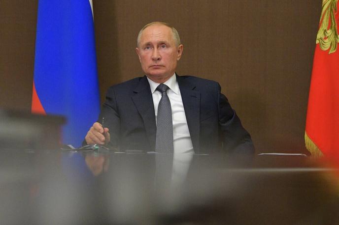 Vladimir Putin | V Evropski službi za zunanje delovanje (EEAS) so v okviru projekta EU proti dezinformacijam pripravili analizo izjav ruskega predsednika. V objavi na družbenem omrežju X so kot dezinformacijo med drugim označili njegovo sporočilo zahodnim državam, da naj nehajo dobavljati orožje Ukrajini, če si v resnici želijo konec vojne. Prav tako je po njihovem mnenju dezinformacija Putinova izjava, da ne namerava napasti Poljske ali Latvije, pa tudi da je Moskva pripravljena na dialog. | Foto Guliver Image
