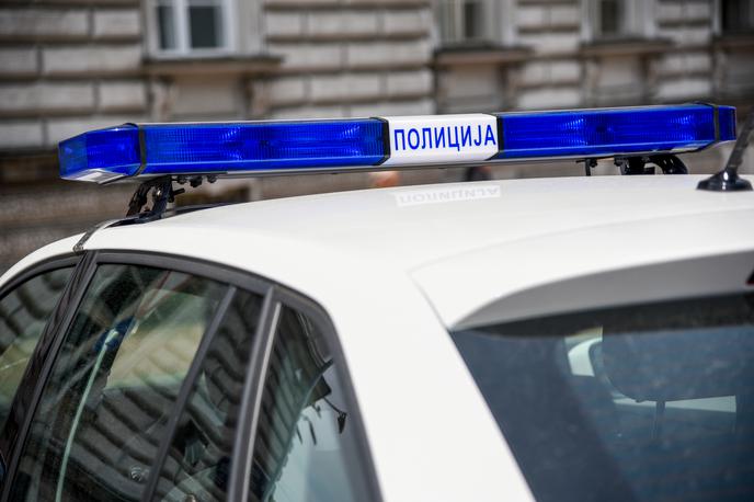 Srbska policija | Policija je moškega ustavila na mostu pri mestnem bazenu. | Foto Shutterstock