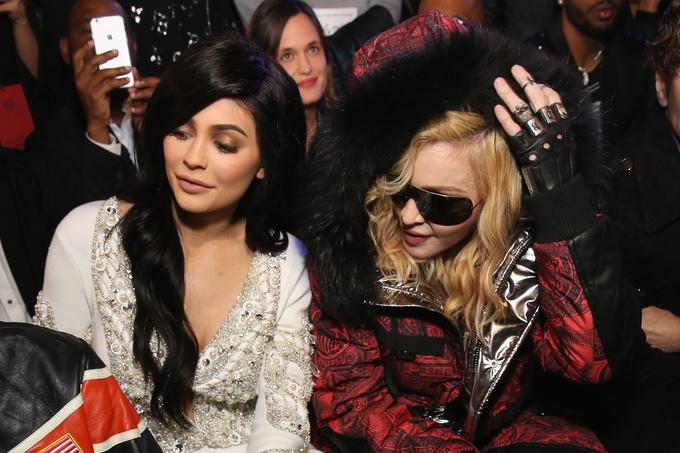 Kylie in Madonna sta bili v občinstvu, ko se je Jeremy prvič sprehodil po brvi tedna mode. | Foto: Getty Images