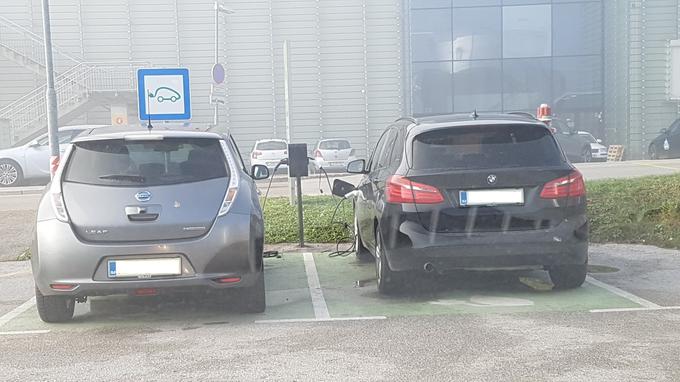 Levo povsem električni nissan leaf in desno priključni hibrid BMW serije 2 active tourer. Vsakdanji dogodek na številnih polnilnicah, ki vse bolj moti lastnike električnih avtomobilov. | Foto: Gregor Pavšič