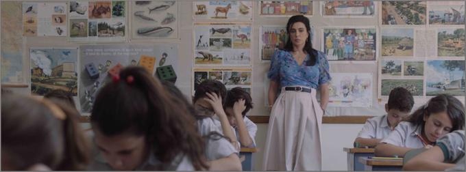 Zasebna šola na obrobju Bejruta med invazijo na Libanon leta 1982. Enajstletni Wissam poskuša sošolki povedati, da je zaljubljen vanjo, medtem ko njegovi učitelji na različnih straneh politične ločnice poskušajo prikriti svoj strah.• V petek, 18. 6., ob 7.20 na Cinemax 2.* │ Tudi na HBO OD/GO. | Foto: 