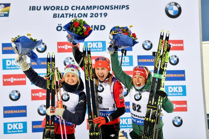 Zmage se je veselila slovaška veteranka Anastazija Kuzmina (v sredini), srebro je osvojila Norvežanka Ingrid Landmark Tandrevold (levo), bron pa Nemka Laura Dahlmeier (desno). | Foto: Reuters