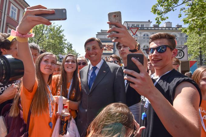 Dijaki so obisk predsednika izkoristili za fotografiranje. | Foto: STA ,