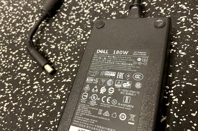 Za polnjenje našega delovnega prenosnega računalnika, to je Dell G5 15, potrebujemo več kot en kilogram težak in precej velik polnilni adapter z močjo 180 vatov. Glede na to, da ima ta prenosni računalnik tudi izhod USB-C, bi nov kabel lahko odpravil potrebo po tem adapterju, saj bi ga lahko zamenjali s precej bolj diskretnim, ki je podoben tistim, ki jih uporabljamo za polnjenje pametnih telefonov. | Foto: Matic Tomšič
