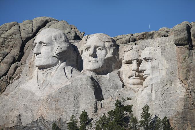 Mount Rushmore ali Gora Rushmore je znana po štirih izklesanih ameriških predsednikih. Od leve proti desni: George Washington, Thomas Jefferson, Theodore Roosevelt in Abraham Lincoln. Kipe sta v granitno goro izklesala dansko-ameriški kipar Gutzon Borglum in njegov sin Lincoln. | Foto: Getty Images