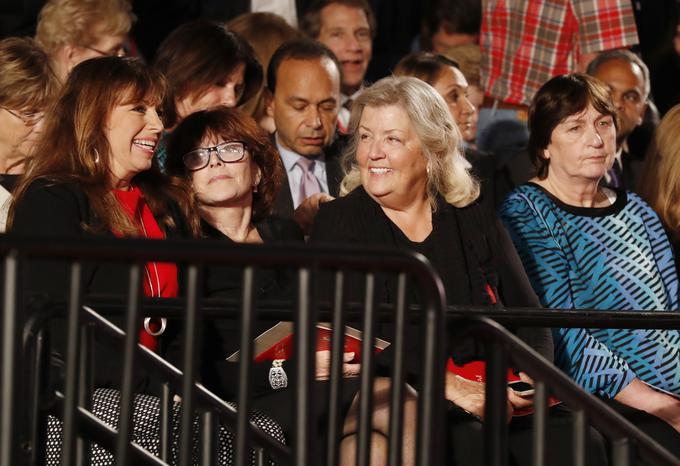 Jonesova, Willeyjeva, Broaddrickova in Sheltonova na drugem predsedniškem soočenju v St. Louisu. | Foto: Reuters