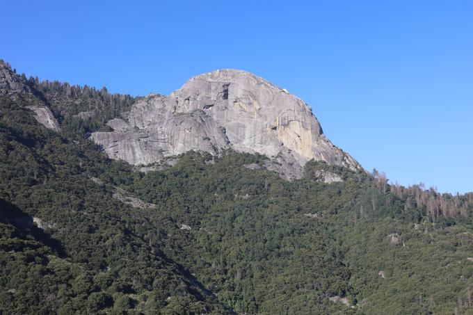 Moro Rock je priljubljena pohodniška točka v kalifornijskem narodnem parku Sequoia Park, ki je sicer bolj znan po gigantskih drevesih (sekvojah).  | Foto: Thinkstock