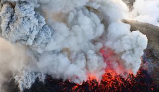 Izbruh vulkana na Baliju ohromil letalski promet