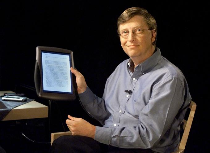 Gates z eno najzgodnejših različic Microsoftovega tabličnega računalnika, leto 2000. | Foto: Reuters