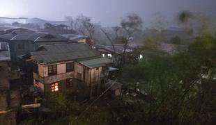 Pošastni tajfun zajel Filipine, sunki vetra do 330 kilometrov na uro