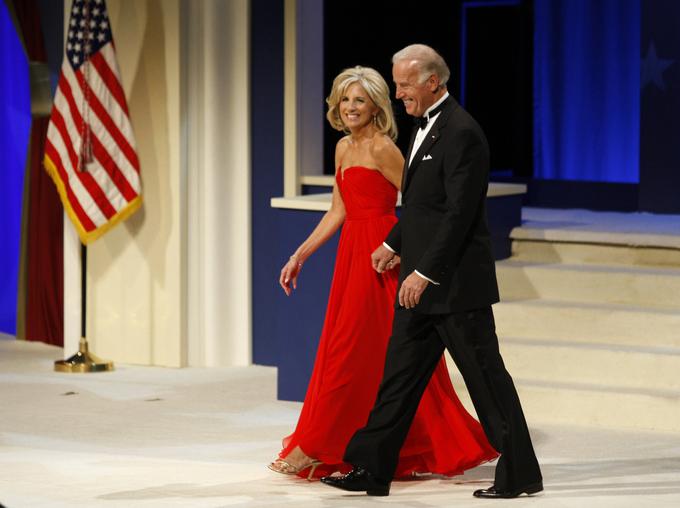 Med letoma 1966 in 1972 je bil Biden poročen z Neilio Hunter Biden. Leta 1977 se je drugič poročil. Tokrat je stopil pred oltar z Jill Jacobs. Leta 1981 se jima je rodila hčerka Ashley. Biden je dedek sedmim vnukom in vnukinjam. | Foto: Reuters