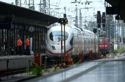 V Nemčiji osemletnika porinil pred bližajoči se vlak