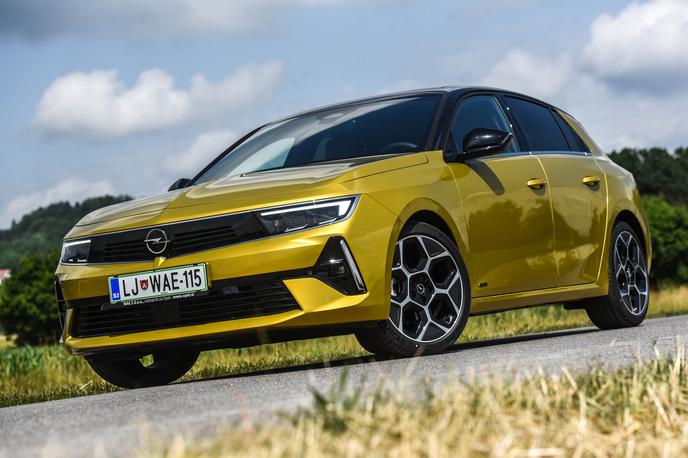 Opel astra | Prav veliko pa skupnega s prehodnicami tale astra nima. Opel je v času njene prejšnje generacije prišel pod lastništvo koncerna PSA in nova astra ima pod sabo francoski in ne več nemški tehnični DNA. | Foto Gašper Pirman