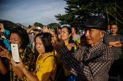 Turisti oblegajo jamo, iz katere so rešili tajske dečke