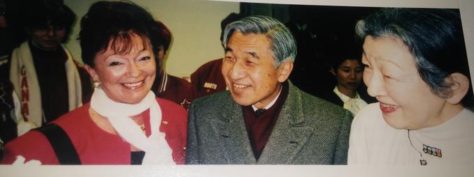Tjaša Andree Prosenc v družbi japonskega cesarja Akihita in njegove žene, ki se je spomnila, da je že bila blizu Slovenije. Počitnikovala je na hrvaškem Krku. | Foto: 