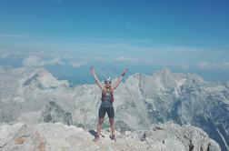 Žulji, jota, višinci: mama štirih otrok za kar 30 ur izboljšala rekord na Slovenski planinski poti