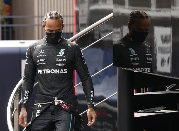Lewis Hamilton je najbolje plačani dirkač formule ena, ki okrog 15 milijonov dolarjev letno zasluži tudi prek lastnih osebnih pokroviteljev. Njegova plača ni vključena v tisti del proračuna Mercedesovega moštva, katerega obseg so omejili. | Foto: Reuters