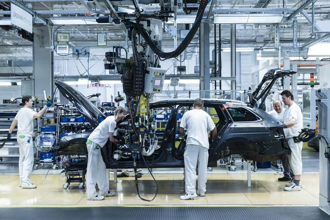Do leta 2018 bo Škoda v to superbovo tovarno vložila skupaj 7,2 milijarde čeških kron (okoli 266,5 milijona evrov)  in ustvarila dva tisoč novih delovnih mest. | Foto: Škoda