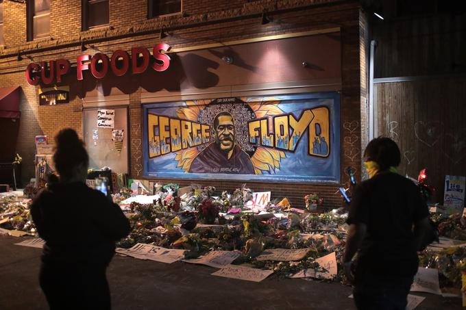 George Floyd je umrl 25. maja, potem ko je policist Derek Chauvin skoraj devet minut klečal na njegovem vratu. | Foto: Getty Images