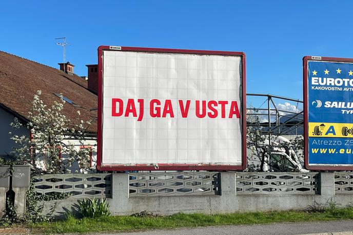 Oglasni pano | Znano je, kdo je naročnik oglasnih plakatov, ki vsebujejo provokativno sporočilo. Pojavljajo se predvsem v Ljubljani in njeni okolici. | Foto Siol.net