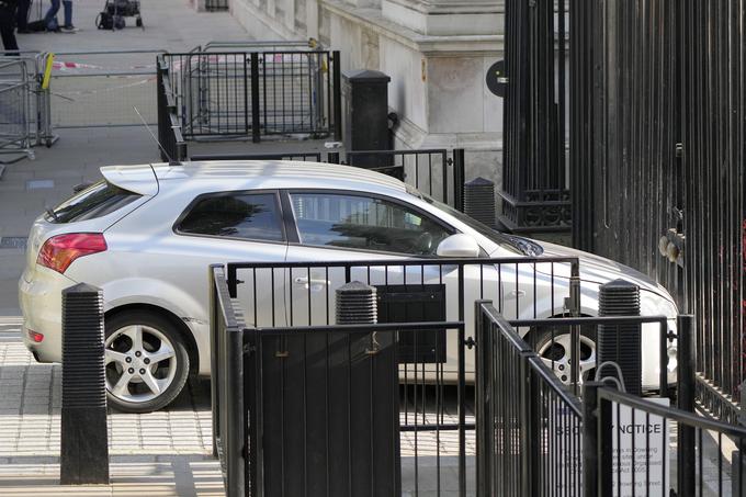 Na drugih posnetkih je mogoče videti policijski kordon okoli avtomobila z odprtim prtljažnikom. | Foto: AP / Guliverimage