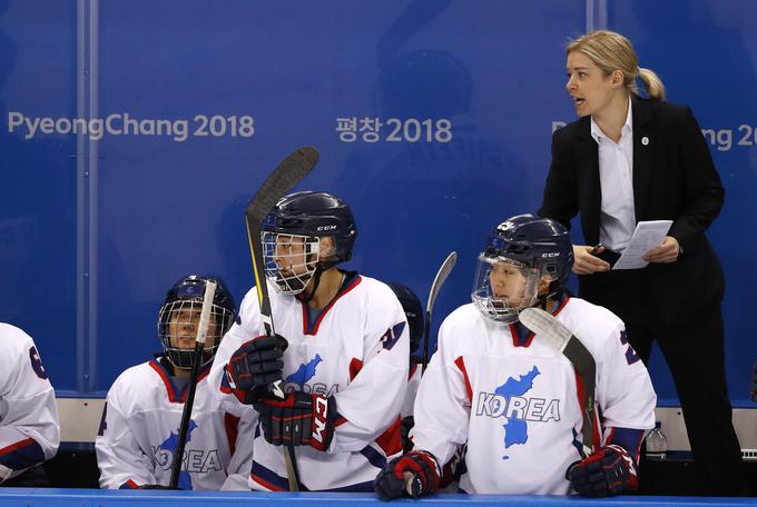 Igre v Pjongčangu je zaznamovala tudi morda le začasna otoplitev odnosov med Severno in Južno Korejo. Združena reprezentanca pod skupno zastavo se je pojavila že na slovesnosti ob odprtju, združena korejska reprezentanca pa je nato tekmovala na ženskem hokejskem turnirju. | Foto: Reuters