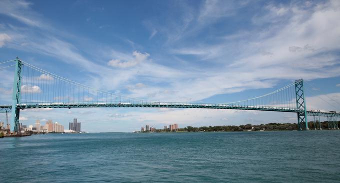 Most Ambassador Bridge, ki prečka reko Detroit, povezuje Detroit v ameriški zvezni državi Michigan in Windsor v kanadski provinci Ontario ter je obenem najbolj prometni mejni prehod med ZDA in Kanado. | Foto: Reuters
