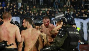 Navijači Partizana na derbiju s Crveno zvezdo obračunali kar med seboj #video #foto